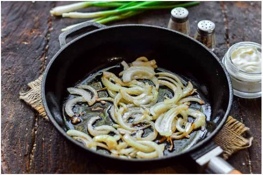 Жареная куриная печень с луком на сковороде