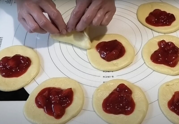 Пирожки с клубникой на тесте «Водолаз». Вкусная выпечка, которая не черствеет