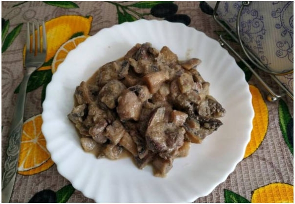 Жареная куриная печень с луком на сковороде