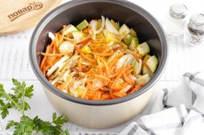 Кабачки с капустой и картошкой в мультиварке