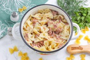 Макароны с тушенкой в кастрюле